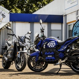 DAYI E-Odin 2.0 E Roller E Scooter E Motorrad 17 Zoll 125-130 km/h 120 Ah Akku 150-250 km (ohne Topcase und Seitenkoffer)