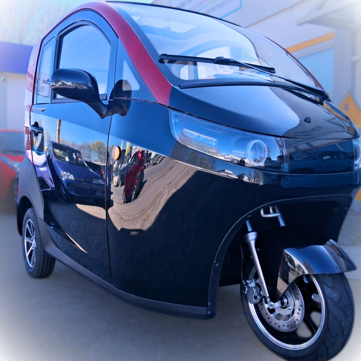 Madat A03 – Elektrischer Dreirad-Kabinenroller in Schwarz Rot, 45 km/h (optional 25 km/h), mit Lithium-Eisenphosphat-Akku (LiFePO₄)