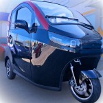Madat A03 – Elektrischer Dreirad-Kabinenroller in Schwarz Rot, 45 km/h (optional 25 km/h), mit Lithium-Eisenphosphat-Akku (LiFePO₄)
