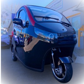 Madat A03 – Elektrischer Dreirad-Kabinenroller in Schwarz Rot, 45 km/h (optional 25 km/h), mit Lithium-Eisenphosphat-Akku (LiFePO₄)