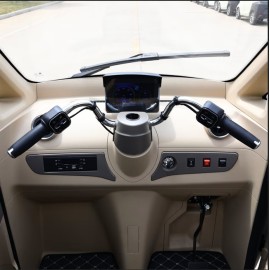 Madat A03 – Elektrischer Dreirad-Kabinenroller in Schwarz Rot, 45 km/h (optional 25 km/h), mit Lithium-Eisenphosphat-Akku (LiFePO₄)